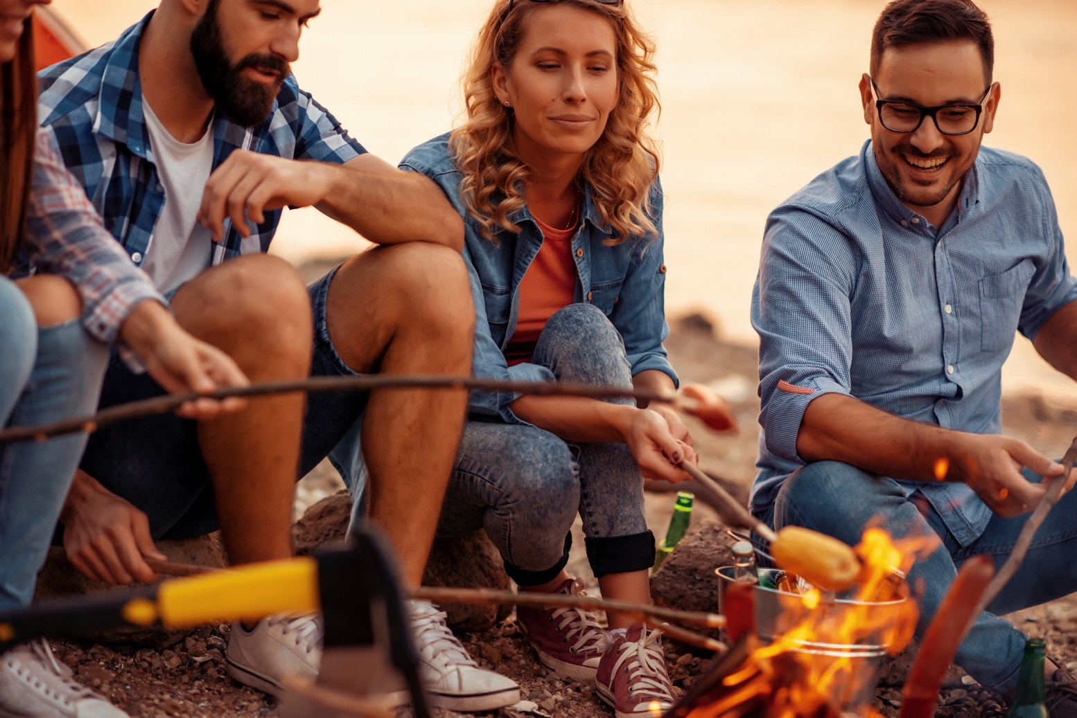 VanQuest teilnehmer an einem Lagerfeuer